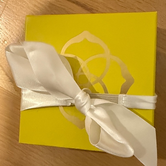 Kendra Scott NWT Murphy Gold Earrings - Picture 5 of 5